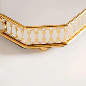 Bandeja Decorativa de Metal con Espejo y Acabado Dorado de Estilo Lujoso para Servir, Organizar el Baño y Regalar - Product Image 2