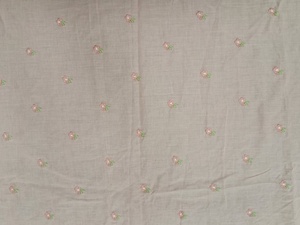 Tissu en coton pêche clair en gros avec broderie florale multicolore délicate pour vêtements de créateurs et vêtements pour enfants - Product Image 4