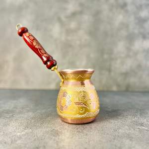 Autentica Cezve Turca per la Preparazione del Caffè con Corpo in Metallo Martellato e Manico Liscio in Legno per Amanti del Caffè Tradizionale - Product Image 2