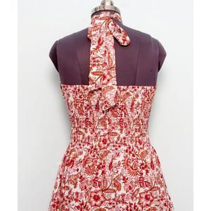 เดรสผ้าฝ้ายถักทรงเข้ารูปสำหรับผู้หญิง ระบายอากาศได้ดี เป็นมิตรต่อสิ่งแวดล้อม คอแบบผูก สายคล้องคอ ความยาวปานกลาง ลายดอกไม้ กระดุมด้านหลัง เปิดหลัง มีกระเป๋า ซักแห้งได้ เหมาะสำหรับใส่ไปชายหาด - Product Image 5