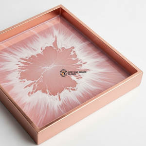 Plateau contemporain en résine rose avec accent doré |   Plateau en résine rose contemporain de qualité supérieure avec accent doré |   Table de qualité supérieure - Product Image 5