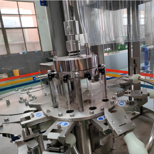 Machine automatique à haute productivité de 1000 L/heure pour l'embouteillage de boissons (eau pure/jus) en plastique, contrôlée par PLC, entraînée par moteur, 30 BPM - Product Image 3