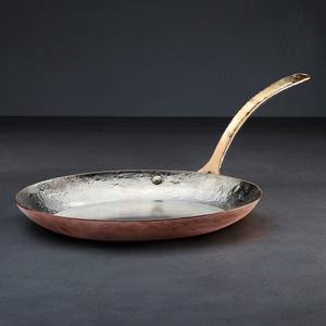 Poêle à frire professionnelle en cuivre avec poignée en laiton, surface martelée pour saisir et faire sauter les aliments à la maison ou à l'hôtel - Product Image 1