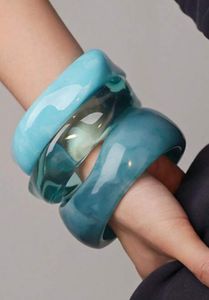 Bracelets en résine faits main de luxe avec motifs créatifs, finition brillante et look de bijoux modernes et tendance - Product Image 2