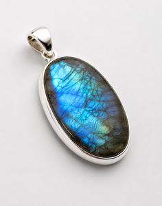 Pendentif personnalisé fait main en argent avec labradorite bleue naturelle Ha Gems, forme ovale tendance, pour femme, idéal pour mariage, fête, charmes, vente d'anniversaire - Product Image 2