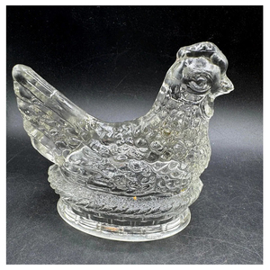 Figurine de poule sur nid en verre d'inspiration vintage pour armoires décoratives et accents d'intérieur - Product Image 1