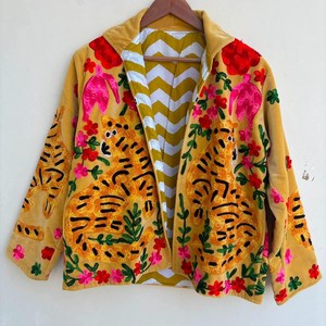 Veste en velours moutarde pour femme avec broderie Suzani et motif léopard, manteau tendance, cadeau pour elle, esthétique artistique folklorique, blazer d'hiver - Product Image 3