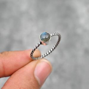Bague en argent sterling 925 torsadée faite à la main avec pierre unique en labradorite, cadeau de bijoux - Product Image 5