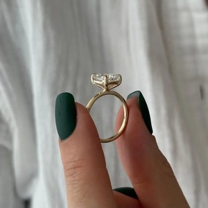 Anillo de compromiso con diamante de laboratorio de corte cojín en oro amarillo, anillo solitario delicado de 1.7MM para mujer - Product Image 5