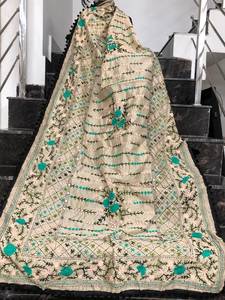 Dupatta en soie froissée bordeaux avec bordure dorée, élégant vêtement traditionnel indien pakistanais pour femmes, idéal pour les mariages, les fêtes et Diwali - Product Image 6