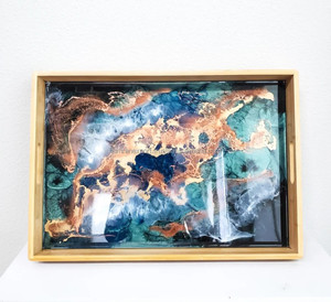 Bandeja de madera de resina vertida a mano única, ecológica y hecha a mano con acentos metálicos y diseño de resina epoxi - Product Image 4