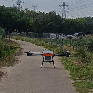 Drone de nettoyage pour toits, fenêtres, usage agricole et transport, modèle haute efficacité - Product Image 1