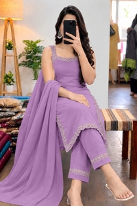 Ensemble Salwar Kameez en Georgette Violette avec Paillettes et Dentelle, Sans Manches, pour Soirées et Tenues Ethniques, Coupe Ajustée pour Femme - Product Image 5