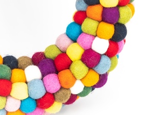 Guirnalda de Bolas de Fieltro y Lana, Bolas de Fieltro Multicolores Hechas a Mano, Decoraciones Navideñas para Puerta, Certificación de Comercio Justo, Nepal - Product Image 5