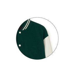 Vestes universitaires en toile noire personnalisées pour hommes et femmes, de haute qualité, col montant, logo sur le devant, à capuche, hiver, fabriquées au Pakistan - Product Image 4