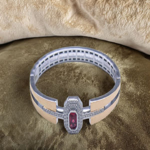 Brazalete contemporáneo de plata de ley con jade, detalles en tono dorado, piedras de circonia con corte de diamante, 25 g, diseño de lujo, Kada - Product Image 2