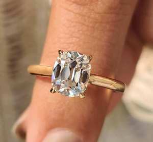 Bague de fiançailles solitaire de luxe en diamant avec sertissage élégant à quatre griffes, bijou raffiné pour mariage, anniversaire ou cérémonie nuptiale. - Product Image 1