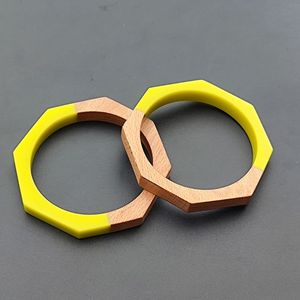 Brazalete Artístico de Madera y Resina, Forma Irregular, Incrustaciones Multicolores, Accesorio de Joyería de Moda, Escultura Artesanal - Product Image 1