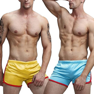 Shorts en maille unie pour homme avec bande latérale, taille élastique, séchage rapide, parfaits pour la gym, la course et les tenues décontractées - Product Image 1