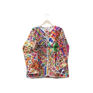 Veste en coton Kantha brodée en denim pour femmes indiennes Banjara, style bohème vintage, patchwork floral, matelassée, hiver printemps - Product Image 1