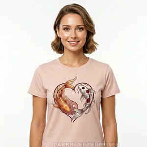 Camiseta Personalizada con Diseño de Corazón de Pez Koi, Color Rosa Pálido, Algodón, Yin Yang, Fabricante OEM, Estilo Japonés para Mujer - Product Image 1