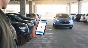 Aplicación de alquiler de coches para navegar por vehículos, comparar precios, reservar coches de forma segura, administrar reservas y realizar un seguimiento del historial de alquileres. - Product Image 2