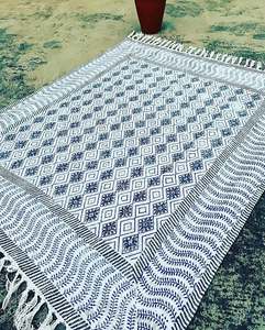 ผ้าห่มราคาถูกขายส่ง ผ้าฝ้ายพิมพ์ลายบล็อกด้วยมือ พร้อมพู่ห้อย ผลิตด้วยมือจากอินเดีย - Product Image 1