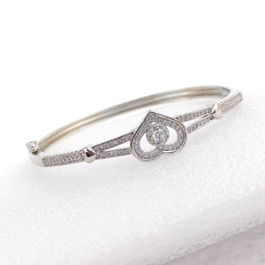 Bracelet jonc en or rose plaqué avec zircone cubique, petit jonc minimaliste élégant pour mariage - Product Image 2