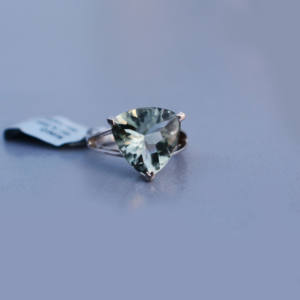 Compre el anillo de amatista verde con corte trillón Arctic Prism con un moderno diseño de plata 925 en venta. - Product Image 3