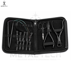Kit d'application et de retrait d'extensions capillaires comprenant des aiguilles de tirage, des pinces à extensions, des pinces de sectionnement, des ciseaux et un étui de rangement - Product Image 1