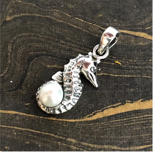 Pendentif unisexe en argent 925 en forme de hippocampe avec perle naturelle, design élégant pour bijoux et accessoires - Product Image 3