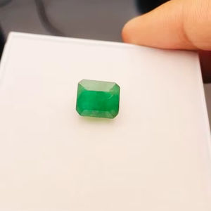 มรกตทรงเหลี่ยมธรรมชาติ 6.10 กะรัต คุณภาพดี สีเขียวสวยงาม ขัดเงาอย่างดี เหมาะสำหรับทำเครื่องประดับทุกชนิด - Product Image 1