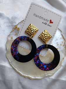 Boucles d'oreilles créoles en résine faites à la main avec breloque carrée dorée, motif noir et multicolore moucheté, bijoux tendance - Product Image 3