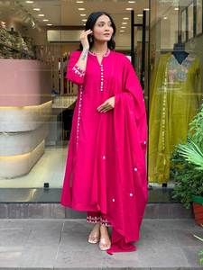 Conjunto de Kurtis/Kurta Étnicos Indios con Bordado Intenso en Color Rani, Estilo Cuello Redondo y Corte Recto, Diseño Especial para Recepciones - Product Image 3