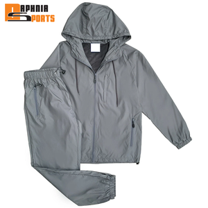 Trajes Cortavientos Personalizados OEM de Poliéster/Nylon Estampados con Capucha, Cremallera de Diamantes de Imitación, Impermeables y Resistentes al Viento para Invierno, Estilo Urbano - Product Image 1