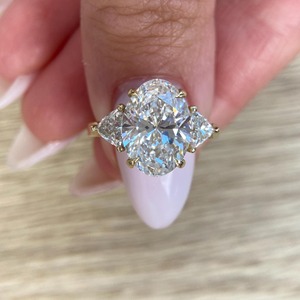 แหวนเพชรทรงรี 4.50 กะรัต เพาะเลี้ยงในห้องปฏิบัติการ แหวนทองคำขาว 18K ประดับเพชรทรงทริลเลียนด้านข้าง ได้รับการรับรองจาก IGI - Product Image 4