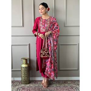 Conjunto de Fiesta de Talla XL en Hermosa Tela de Chifón con Blusa y Pantalón de Manga Tres Cuartos y Dupatta - Product Image 1