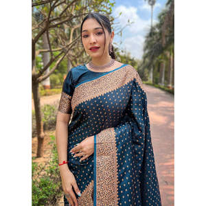 Sari en soie Katan Banarasi bleu foncé Elite Weaves, tissé avec des fils Zari, sari indien traditionnel pour femmes - Product Image 2