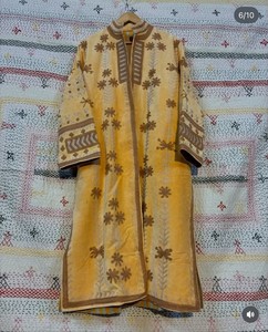 Manteau long en velours jaune fait main sur mesure, avec des motifs floraux bruns et des appliques brodées à motifs géométriques - Product Image 4