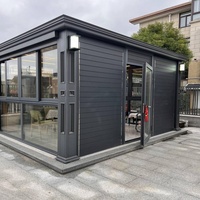 Pergola autonome à lames orientables avec structure en aluminium gris clair et toit rigide pyramidal pour villas et jardins – Direct Usine
