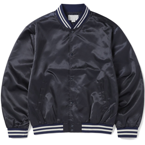 เสื้อแจ็คเก็ตวาร์ซิตี้ผ้าซาตินสีน้ำเงินกรมท่าสำหรับผู้ชาย แจ็คเก็ตเบสบอลคลาสสิกแบบมีกระดุมแป๊ก แจ็คเก็ตเลตเตอร์แมนผ้าไหมเงาสีน้ำเงินเข้ม - Product Image 1