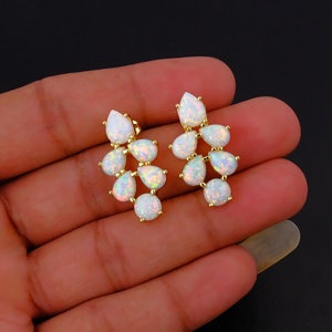 Boucles d'oreilles plaqué or en forme de larme grappe d'opale pierre de naissance d'octobre irisée clous de déclaration tendance élégants - Product Image 6