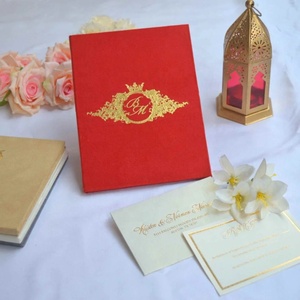 Carpeta de Invitación de Boda Roja de Terciopelo, Sobre Personalizado con Monograma y Sello en Dorado, Tarjeta de Invitación con Bolsillo - Product Image 4
