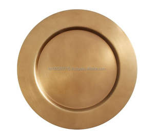 Plato de presentación de metal martillado a mano para bodas temáticas o fiestas con un toque de lujo rústico. - Product Image 2