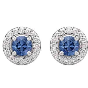 Sofisticados pendientes tipo halo en oro blanco de 18 quilates con piedras centrales redondas en azul real y diamantes redondos brillantes como detalles. - Product Image 1