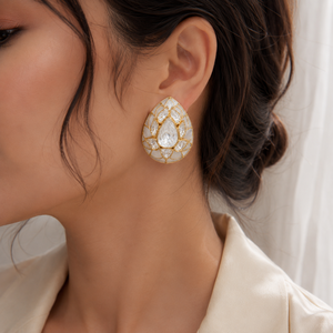 Boucles d'oreilles de luxe artisanales plaquées or avec diamants Polki, motif lotus indien traditionnel, clous d'oreilles imposants pour mariées, vente en gros - Product Image 3