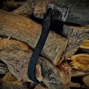ขวานไวกิ้งเกรดอุตสาหกรรมพรีเมียม งานแฮนด์เมด แรงบันดาลใจจากมรดกทางวัฒนธรรมนอร์ดิก หัวเหล็ก ด้ามไม้ หุ้มหนัง พร้อมของตกแต่ง เหมาะสำหรับเป็นของขวัญ - Product Image 1