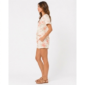 Conjunto casual corto para mujer que ofrece comodidad transpirable, construcción ligera y calidad premium para vacaciones en casa. - Product Image 2