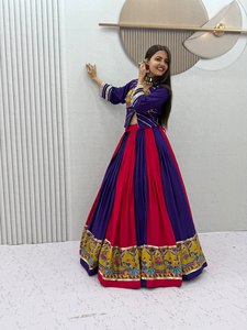 LAHENGA CHOLI DE REYON Y ALGODÓN CON TRABAJO DE ESPEJOS AUTÉNTICOS Y ESTAMPADO POSICIONAL - Product Image 5