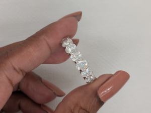 Anillo de compromiso y boda cristiana Lurba Jewels de oro blanco macizo de 10K con moissanita de corte ovalado de 3.45 ct y engaste de media eternidad - Product Image 4